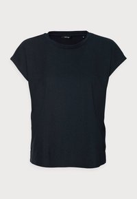 Tmavě modrý krátký rukáv s kulatým výstřihem, vyrobený z texturované, lehké látky a s uvolněným střihem. Žádné viditelné vzory ani kovové prvky.