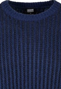 Laivastonsininen neulepaita, jossa on ribbikuvio. Varustettu rundakaula-aukolla ja etiketillä "URBAN CLASSICS" näkyvillä kaula-aukon sisäpuolella. Koko M.