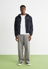 Nike Sportswear CLUB ATHLETE JACKET - Καλοκαιρινό μπουφάν - black/white