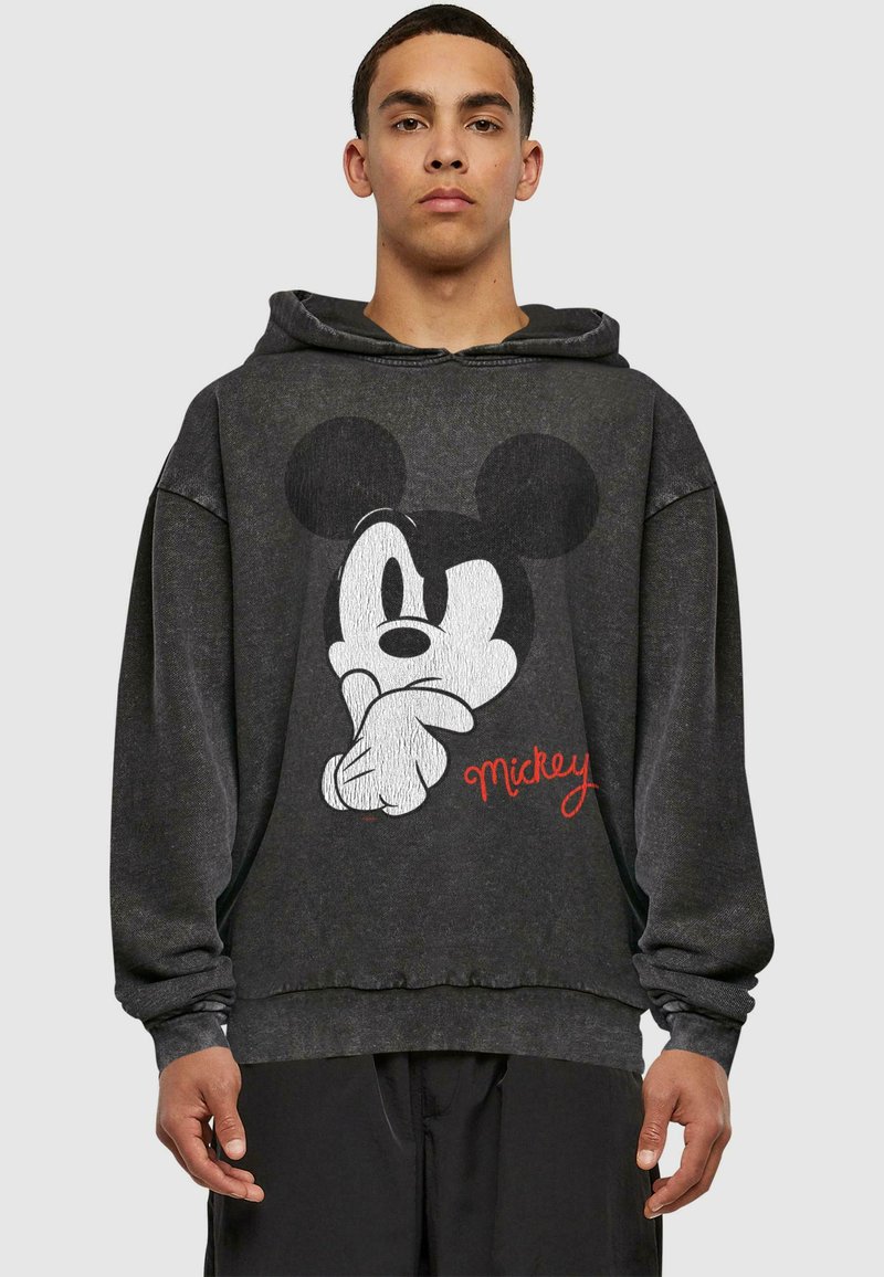 Felpa nera con cappuccio, decorata con una grafica di Topolino in bianco, caratterizzata da uno stile grafico e testo "Mickey" rosso. Tessuto morbido e casual, vestibilità oversize.