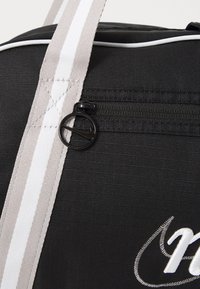 Nike Performance GYM CLUB RETRO - Genți sport - black/college grey/summit white