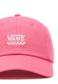 Roze baseballpet van stof, met een geborduurd wit "VANS" logo en een ruitpatroon aan de voorkant. Verstevigde stiksels zichtbaar.