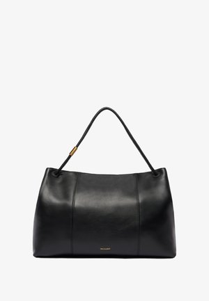 Schwarze Lederhandtasche mit glatter Textur, zeichnet sich durch eine abgerundete Form, einen einzelnen Riemen und dezente goldfarbene Markenlogos auf der Vorderseite aus.