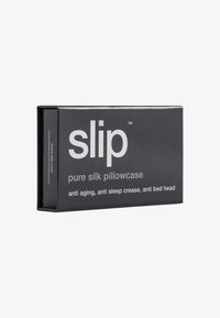 Svart förpackning för ett örngott i ren siden, med vit text som anger fördelar: anti-aging, anti-sovlinje och anti-sänghuvud.