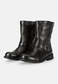 Stivali ankle in pelle nera con punta arrotondata, chiusura con zip laterale e una cintura decorativa con fibbia in metallo. Suola testurizzata per una migliore aderenza.