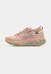 Baskets GORE-TEX roses avec une tige texturée, un système de laçage et une semelle rembourrée. Présente un logo Vibram sur la semelle extérieure et une languette de talon sécurisée.
