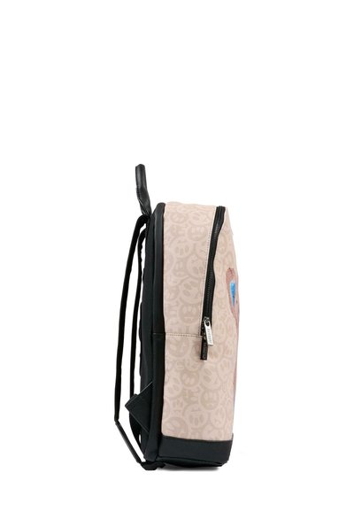 Zaino beige con dettagli neri, caratterizzato da una texture liscia, una cerniera laterale e un design giocoso con icone sul pannello anteriore.
