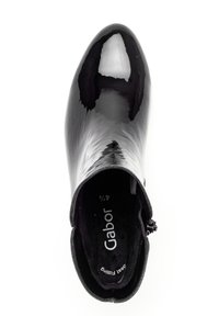 Schwarze Lackleder Stiefelette mit runder Spitze, glatter Oberfläche und seitlichem Reißverschluss. Das Innenfutter trägt die "Gabor"-Marke. Größe 41/2.