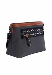 Bolsa de lona gris con detalles de cuero marrón, cuenta con dos bolsillos con cremallera y el logo de la marca en blanco en la parte frontal.