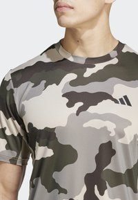 adidas Performance TRAIN ESSENTIALS CAMO ALLOVER - T-Shirt sport - silver pebble