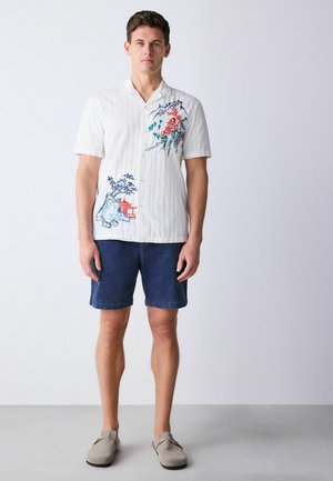REGULAR FIT - TEXTURED EMBROIDERED JAPANESE PRINT SHORT SLEEVE - Skjorter - neutral