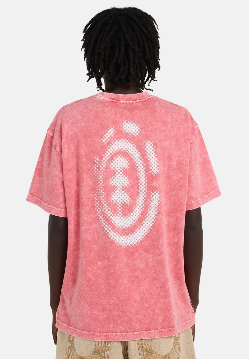 Różowy bawełniany t-shirt z krótkim rękawem, z fakturowanym tyłem ozdobionym białym, kropkowanym wzorem graficznym. Luźny krój i okrągły dekolt.