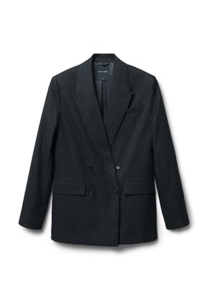Blazer noir à rayures avec un design croisé, larges revers, deux poches avant et fermetures à boutons noirs. Texture de tissu douce.