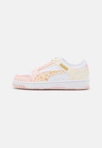 Baskets Puma avec une tige texturée blanche et rose pastel, arborant un logo doré, des accents beige et un motif léopard.