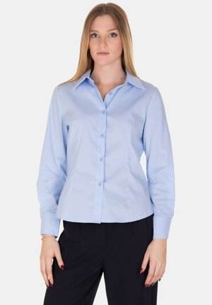 Camicia button-up azzurro chiaro con colletto, dotata di maniche lunghe e un design aderente. Realizzata in tessuto liscio con una leggera lucentezza.