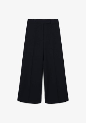 Pantaloni neri con design a gamba larga, realizzati in tessuto liscio, caratterizzati da una parte anteriore plissettata e una vita aderente. Nessuna tasca visibile o decorazioni.