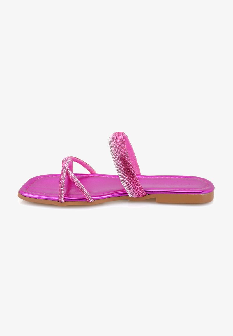 Roze platte sandalen met glanzende, metalen banden en een gestructureerde band. De zool is lichtbruin en heeft een gladde afwerking en een minimalistisch ontwerp.