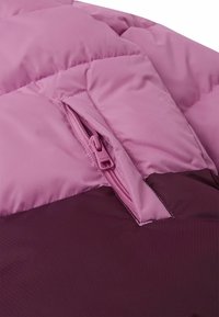 Giacca a vento con zip, in tonalità di rosa chiaro e bordeaux scuro, con una finitura liscia e testurizzata e un design trapuntato.