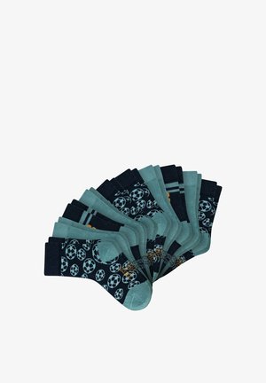 Sieben Paar Kindersocken in Blau und Türkis, einige mit Fußballmustern und andere mit Streifen, in Fächerform angeordnet.