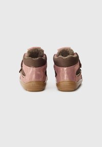 Brune og rosa barnesko med en glinsende rosa læroverdel, nettingpaneler, borrelåsrem og en teksturert brun gummisåle.