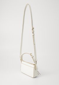 Borsa a tracolla in pelle bianca con accenti in tonalità oro. Forma rettangolare, tracolla regolabile, texture liscia e scomparto superiore con zipper.