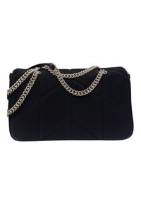 Borsa a tracolla nera trapuntata con catena argentata. Presenta una forma rettangolare e una consistenza morbida, evidenziando cuciture a zig-zag prominenti.