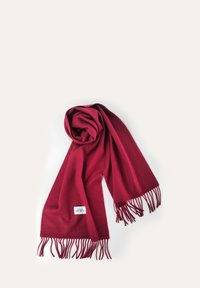 Écharpe rouge en matériau doux, avec des franges aux deux extrémités et une petite étiquette blanche sur laquelle est brodé "STYLE REPUBLIC".