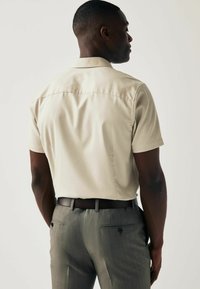 Next TRIMMED  SHORT SLEEVE  - Vapaa-ajan kauluspaita - neutral brown