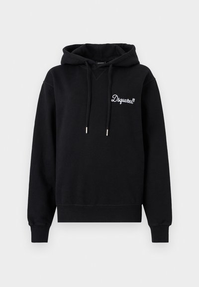 Sweat à capuche noir en tissu doux, doté d'une poche kangourou à l'avant, d'une capuche avec cordon de serrage et d'un logo blanc brodé sur la poitrine.