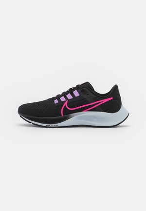Scarpa da corsa Nike nera con swoosh rosa, asole per lacci viola e suola bianca con tecnologia Air Zoom mostrata dal lato destro.