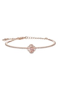 Bracciale in oro rosa caratterizzato da un design floreale con una pietra preziosa centrale di colore rosa circondata da piccoli cristalli trasparenti lungo una delicata catena.