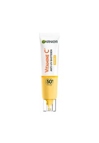Tube de crème solaire en blanc avec des accents jaunes. Présente un texte orange vif "VITAMINE C*" et "50+ SPF." L'embout transparent permet un dosage facile.