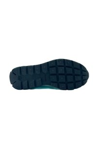 Sole di scarpa in gomma nera con una presa testurizzata, caratterizzata da motivi rettangolari e esagonali, e con il marchio inciso "SUN68."