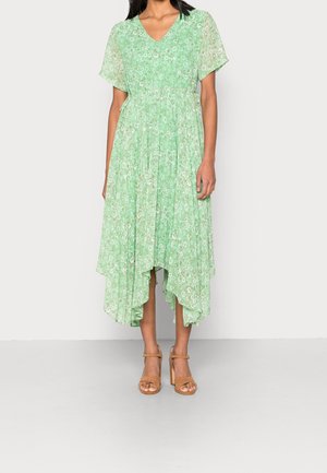 Abito midi floreale verde con scollatura a V, maniche corte e orlo asimmetrico; tessuto leggero e fluido con una finitura testurizzata.