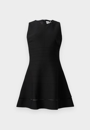 Abito nero senza maniche con corpino aderente e gonna svasata. Presenta dettagli a strisce orizzontali testurizzate e una chiusura con zip sul retro.