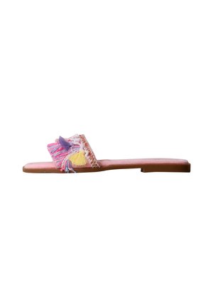 Sandale plate rose avec franges multicolores et détails de pampilles sur une lanière large unique et une semelle marron clair.