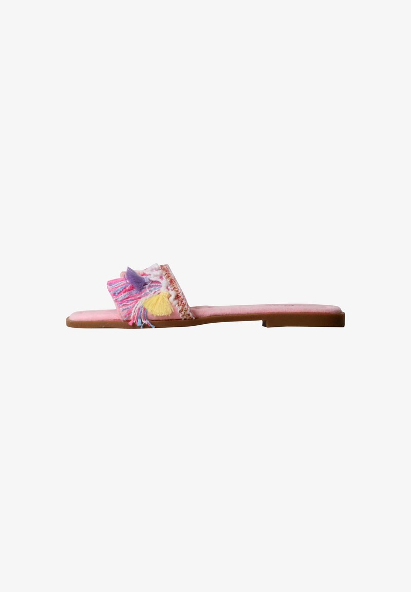 Sandale plate rose avec franges multicolores et détails de pampilles sur une lanière large unique et une semelle marron clair.
