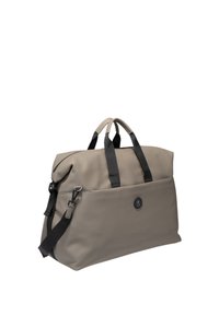 Bež torba odporna na vodo z dvema črnima ročajema, snemnim ramenskim trakom in sprednjim žepom. Ima okroglo oznako in gladko teksturo.