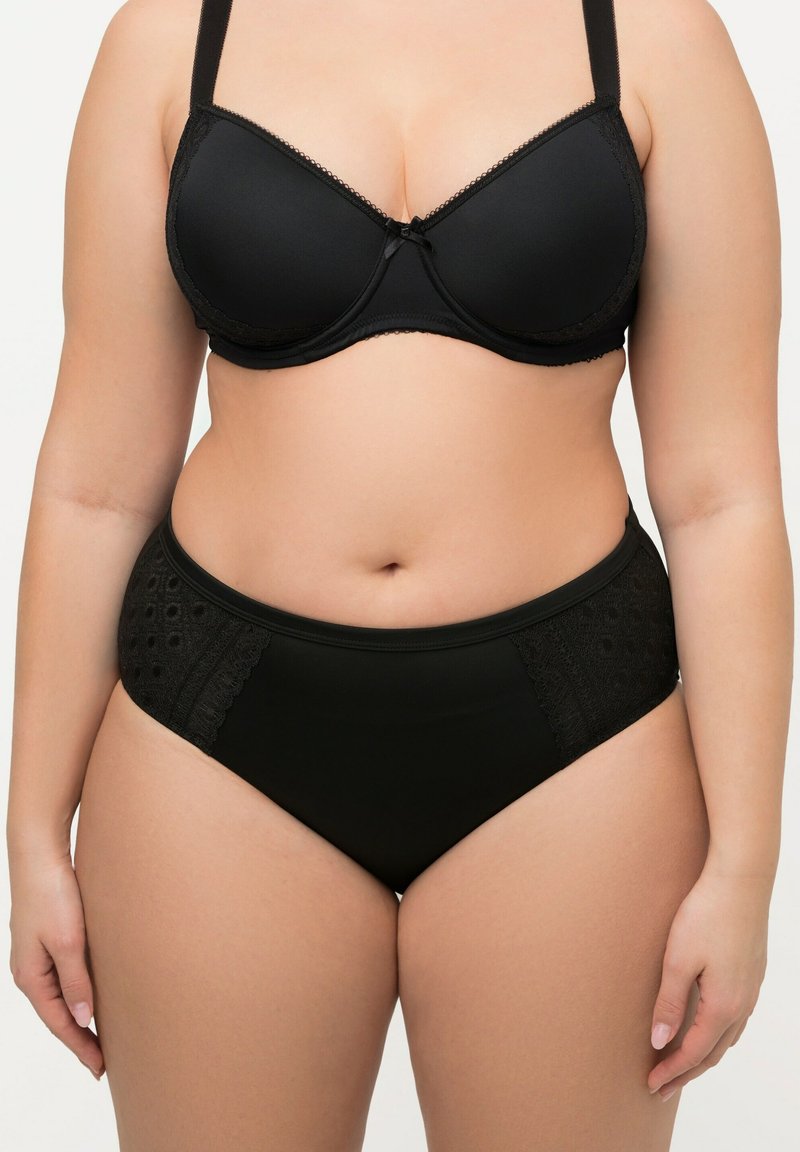 Soutien-gorge rembourré noir avec bretelles ajustables et dentelle, associé à une culotte taille haute noire avec des panneaux latéraux texturés et des accents en dentelle.