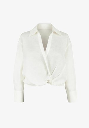 Camicia bianca a maniche lunghe con profondo scollo a V, colletto ampio e dettaglio a nodo raccolto sull'orlo anteriore.