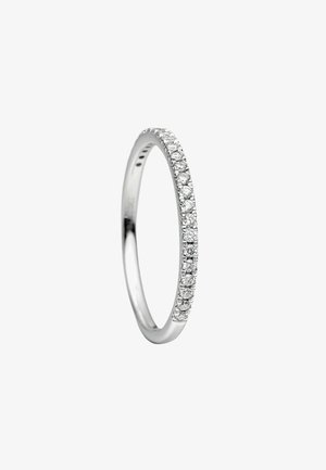 Anillo delgado de plata con una fila de pequeñas piedras preciosas de corte redondo y transparente engastadas a lo largo de la banda. Superficie lisa y pulida con un acabado brillante.