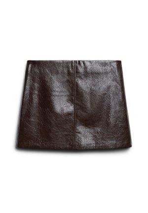 Minigonna in pelle marrone scuro con cucitura centrale frontale, texture liscia e leggero lucido su sfondo bianco.