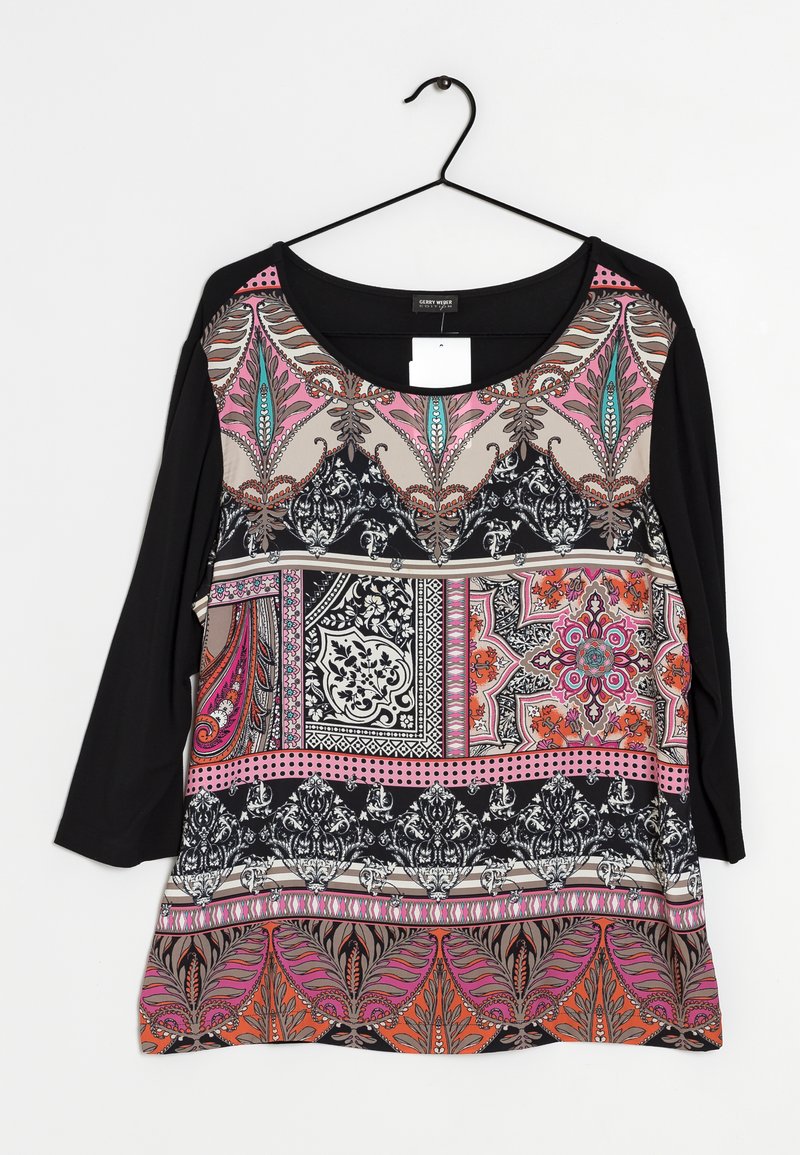 Sort ærmeløs top med et mønstret forstykke, der har paisley- og blomstermotiver i pink, turkisk og beige på en sort baggrund.