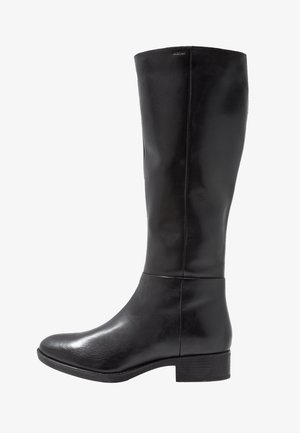 Sort læderstøvle til knæet med en glat overflade, rund tå og lav, stablet hæl. Enkel design med minimale detaljer og sømme.