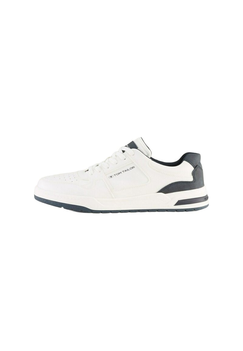Adidași albi cu un material texturat în partea superioară, accente negre pe toc și limbă, și o talpă din cauciuc cu o linie întunecată. Include șireturi și perforații.