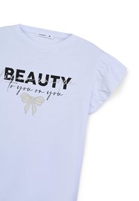 T-shirt di cotone azzurro chiaro con maniche corte a volant, con testo nero e argento che recita "BELLEZZA per te su di te" accompagnato da una grafica di un fiocco argentato.