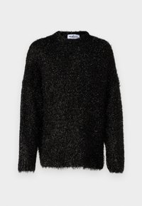 Pulover negru pufos cu guler rotund, mâneci lungi și o croială lejeră. Prezintă un material texturat, moale, cu fibre vizibile.