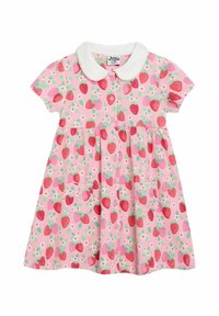 Robe rose à manches courtes avec un col blanc, imprim�é fraises et fleurs, devant à boutons et deux poches appliquées sur la jupe.