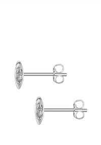 Ovale Ohrstecker aus Silber mit dreieckigen Ausschnitten. Die Stecker sind mit Schmetterlingsverschlüssen gesichert und lassen sich leicht tragen.