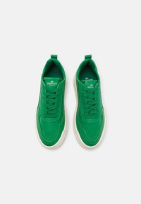 Gröna lädersneakers med rund tån, texturerade detaljer och beige gummisålar. Har rundade snörningar och dragband.